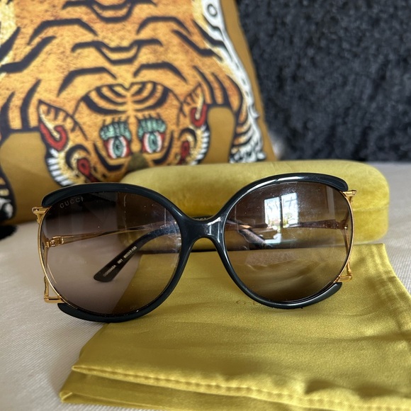 GUCCI Oversized Black and Gold Trim Women's Sunglasses - EXCELLENT Condition - Picture 1 of 8